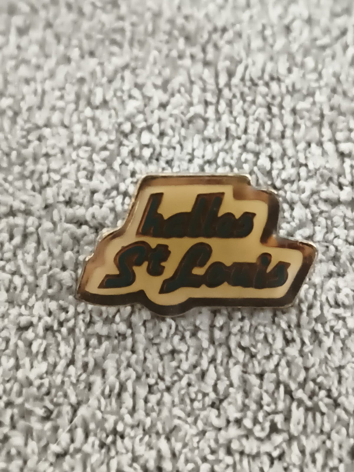 Pin's vintage Halles St Louis émaillé, badge rétro, années 80 90 (Ref 7)