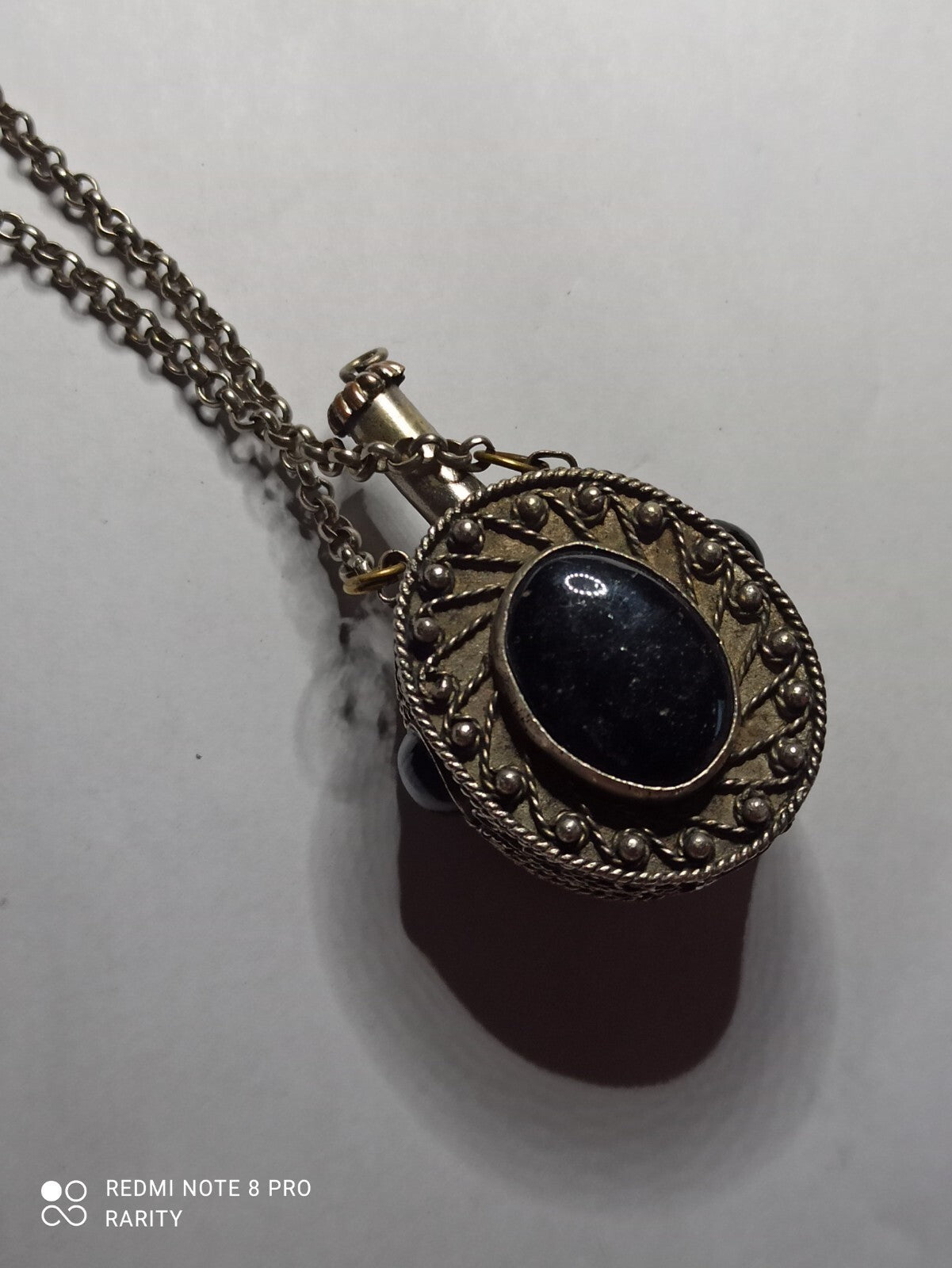 Collier flacon ancien pendentif médaillon noir style vintage parfum