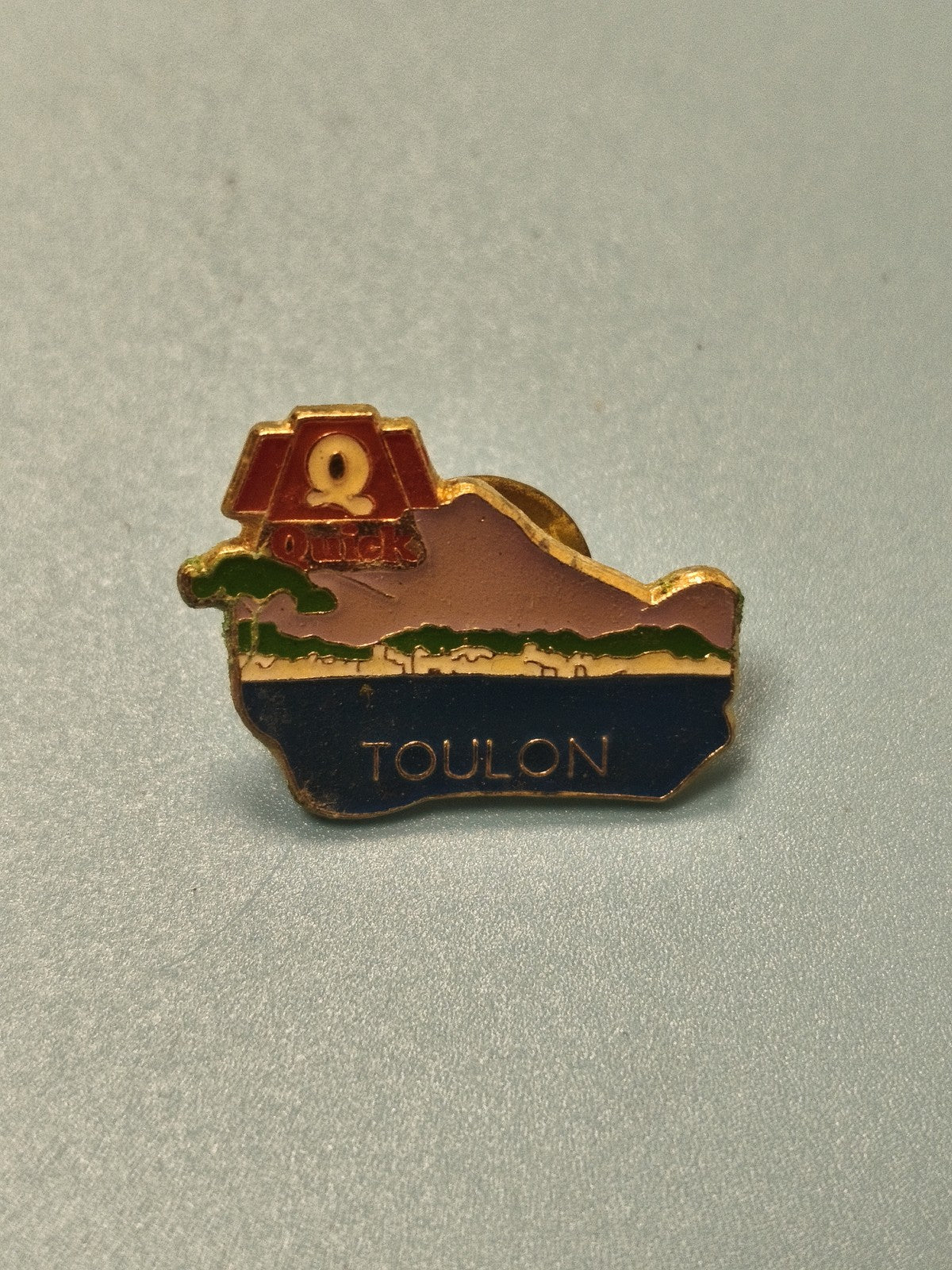Vintage pin's Quick Toulon émaillé, forme paysage, collection fast-food