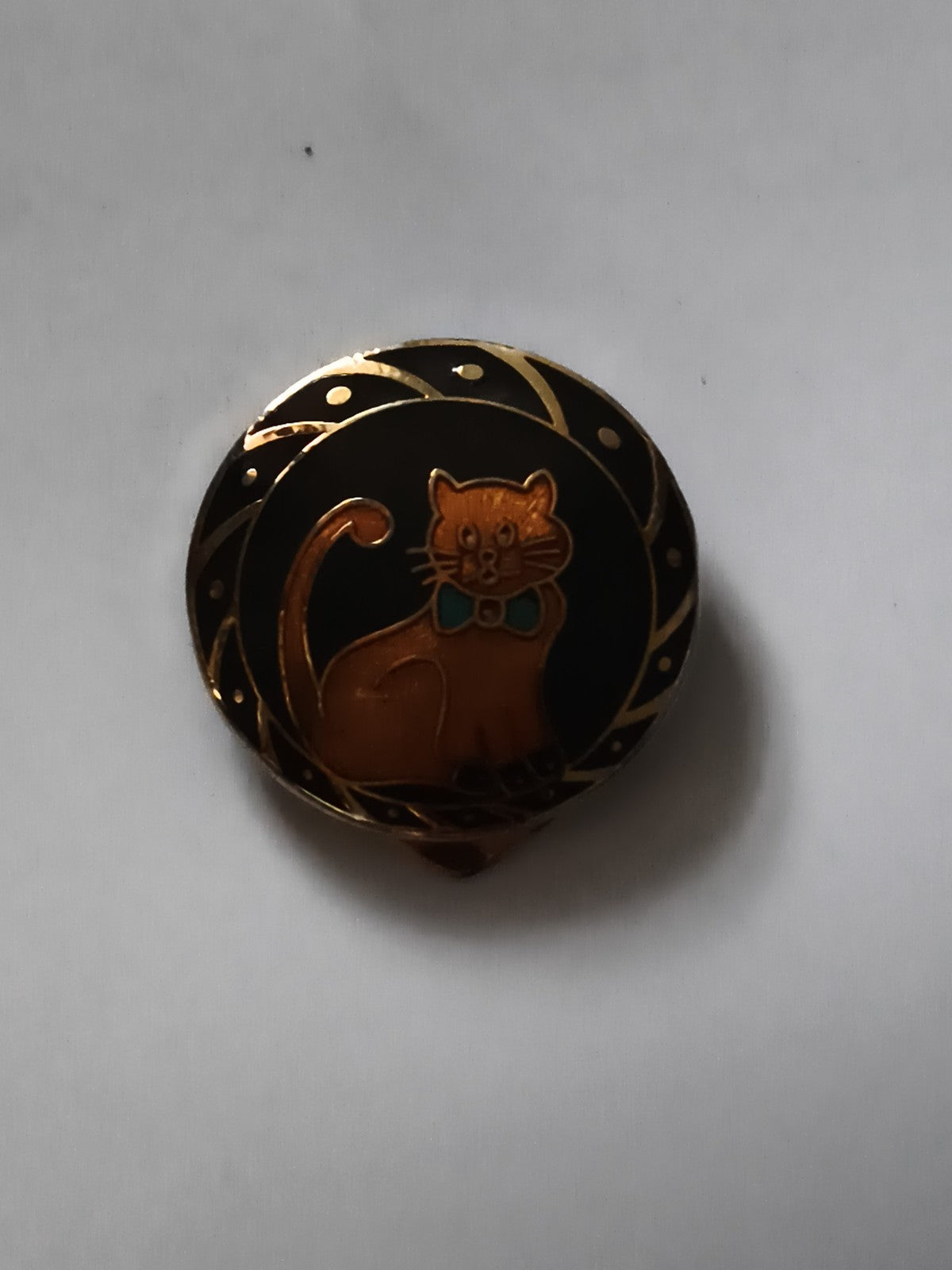 Broche vintage chat émaillé noir doré, pin's rétro motif félin élégant
