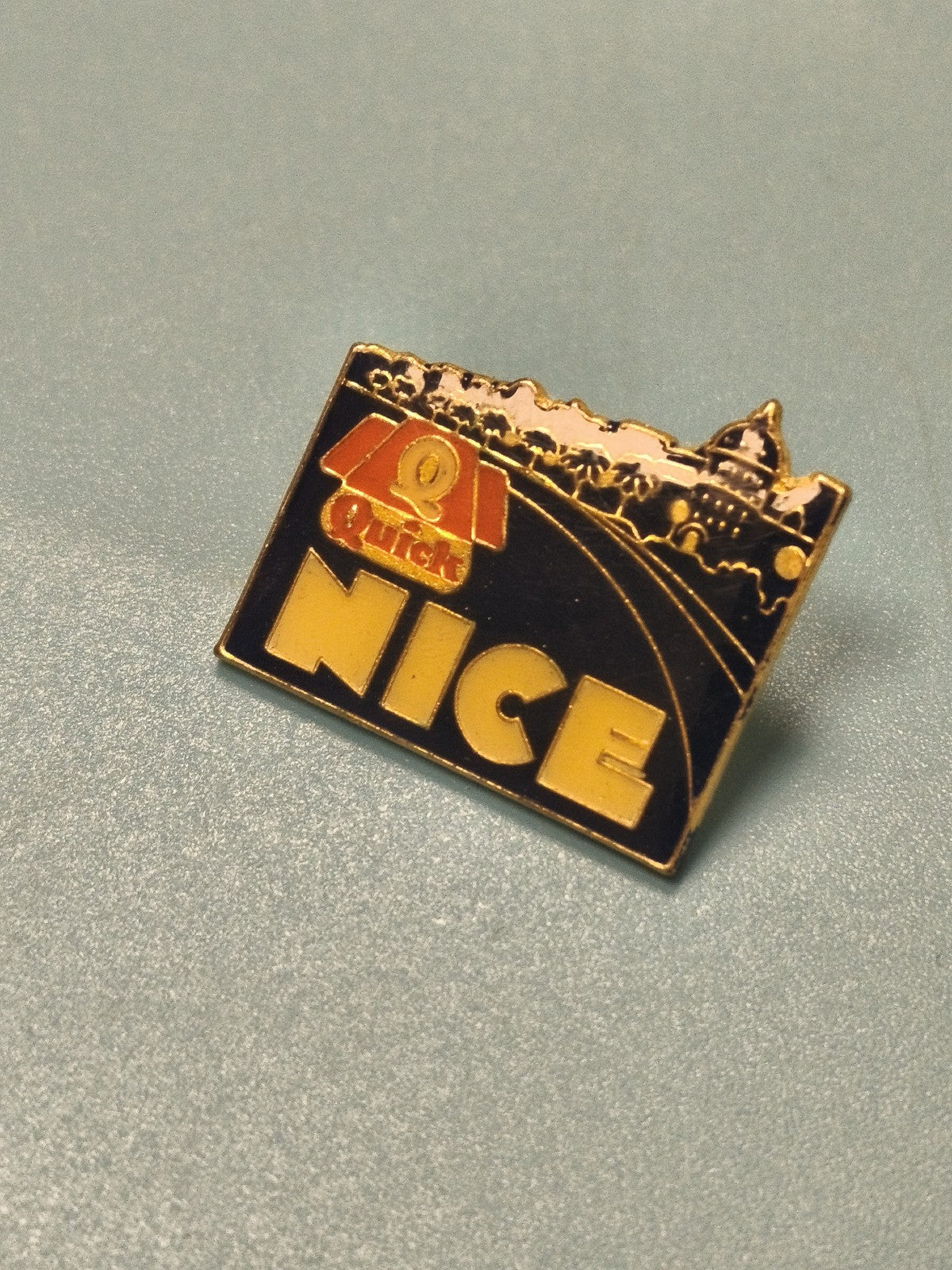 Vintage pin's Quick Nice émaillé, décor Côte d?Azur, collection fast-food