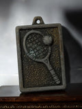 Médaille ancienne tennis rectangulaire vintage – souvenir sportif déco