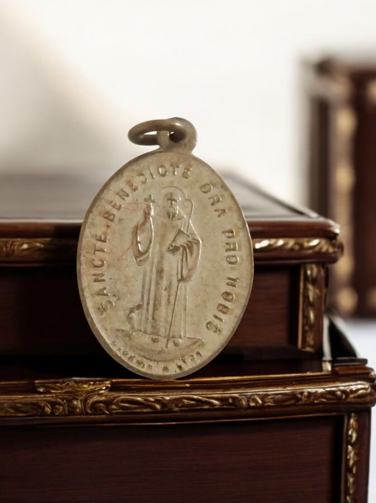 Pendentif médaille Saint Benoît vintage métal religieux ancien