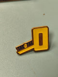 Vintage pin's clé jaune TACOTAC ancien badge collection rétro (Ref 14)