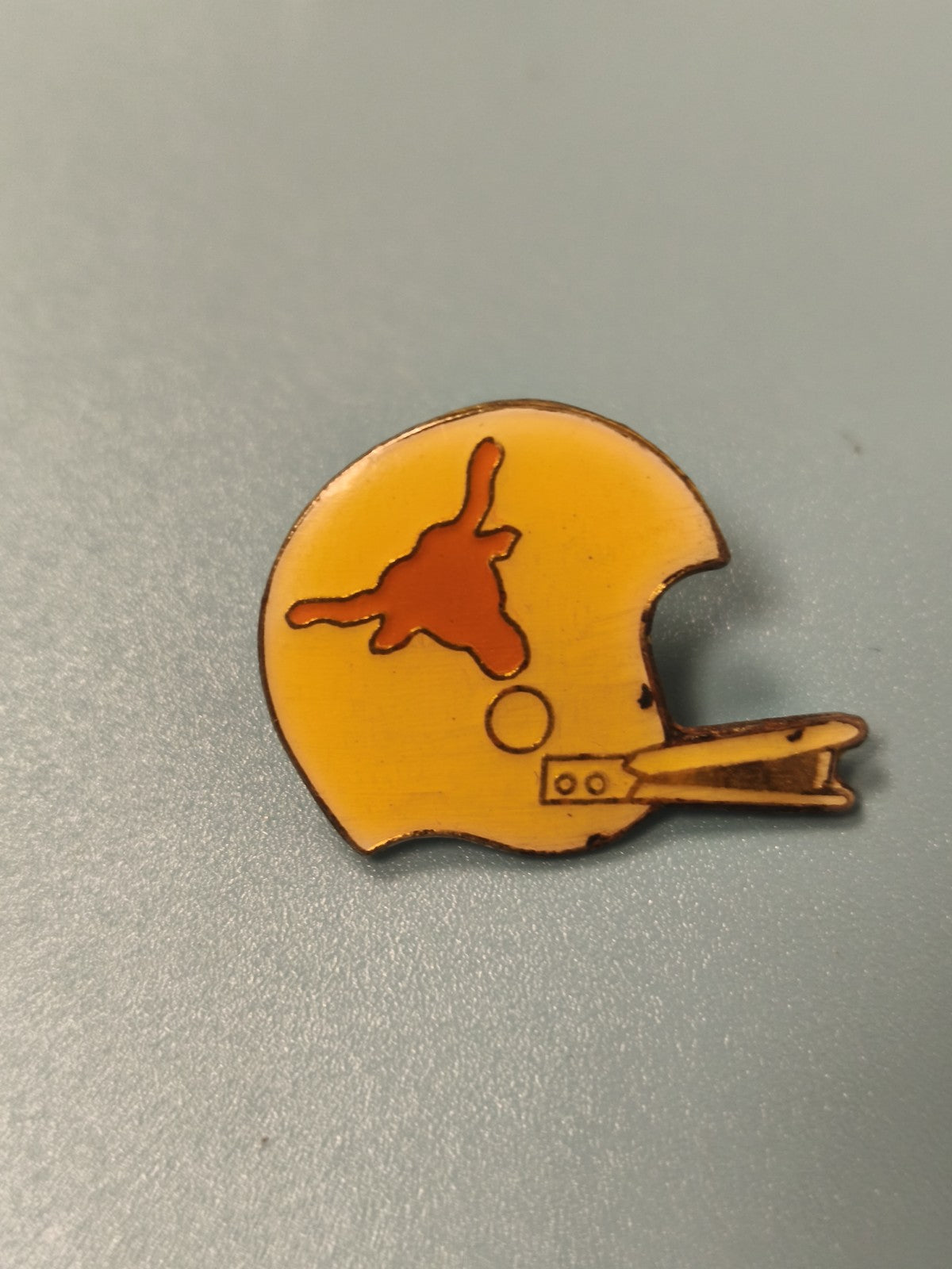 Pin's vintage football casque jaune motif taureau, collection sport rétro