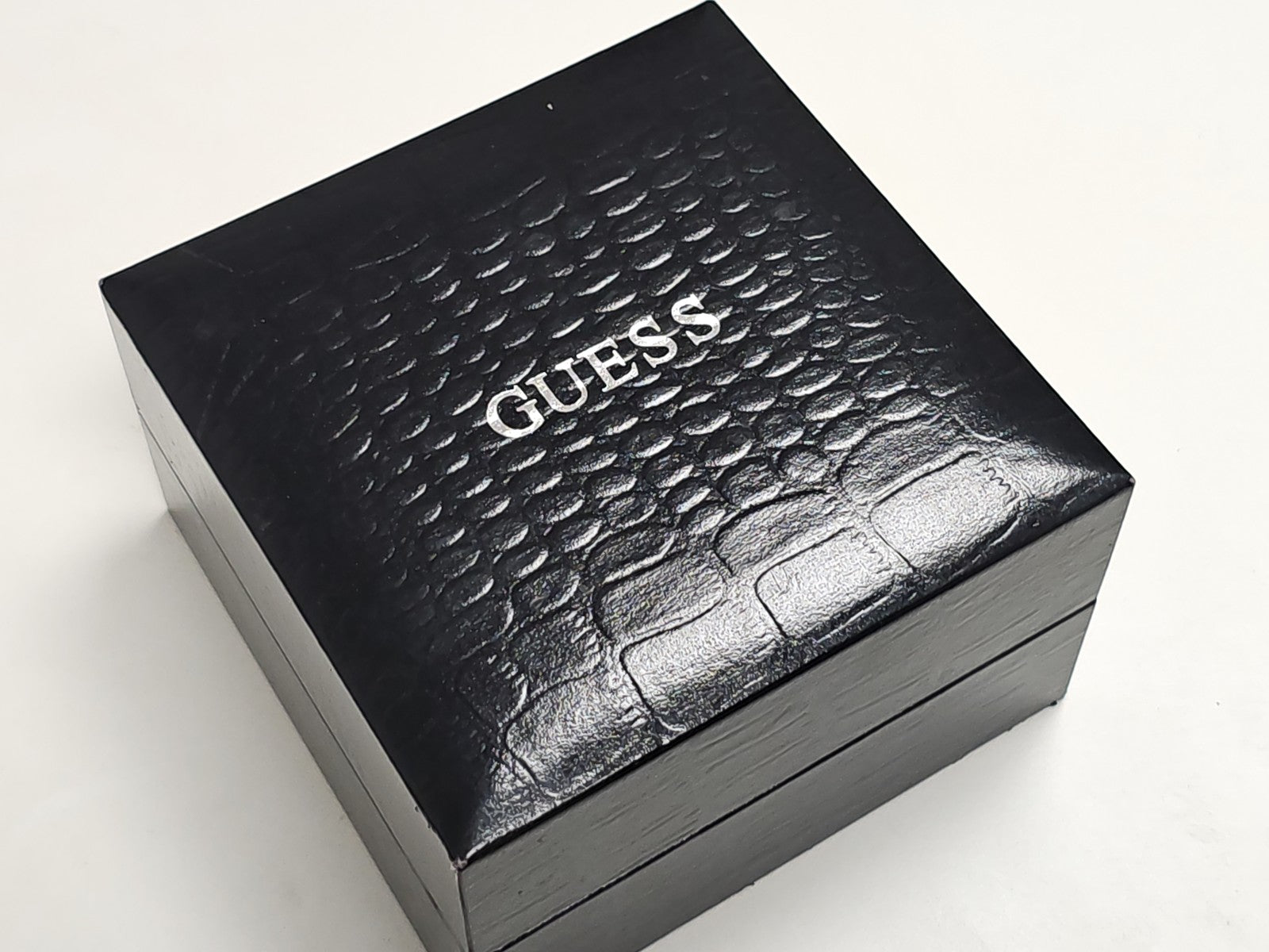 Montre femme Guess élégante, montre-bracelet marque Guess pour femme, occasion