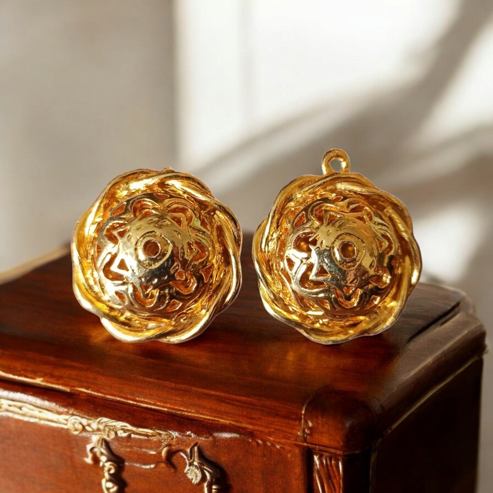Boucles d’oreilles vintage années 70 dorure métal, clips ronds ajourés rétro