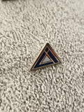 Pin's triangle vintage bleu blanc, motif géométrique, badge émaillé (Ref 2)