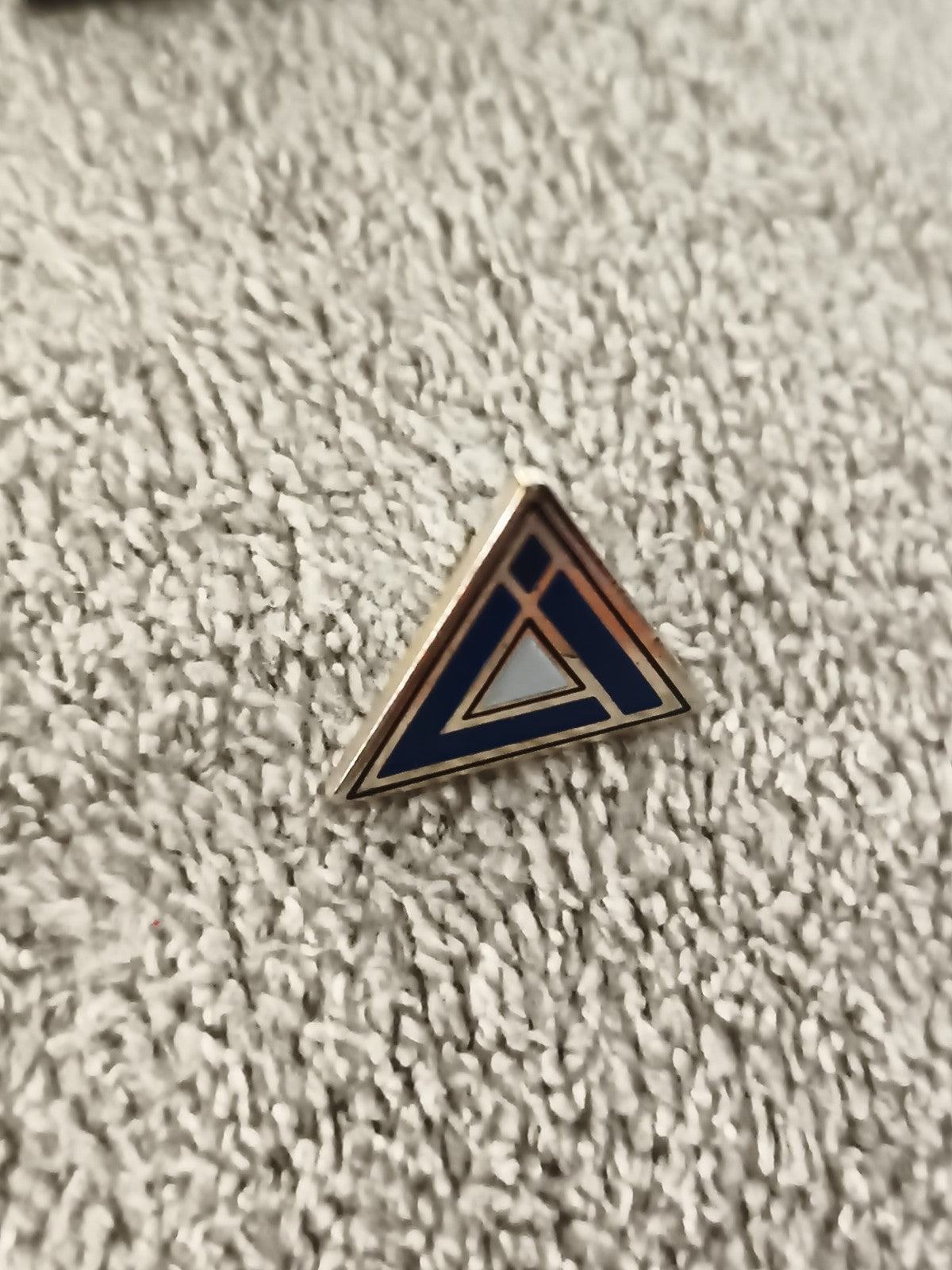 Pin's triangle vintage bleu blanc, motif géométrique, badge émaillé (Ref 2)
