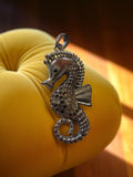 Pendentif hippocampe vintage en métal aspect argenté, bijou fantaisie original