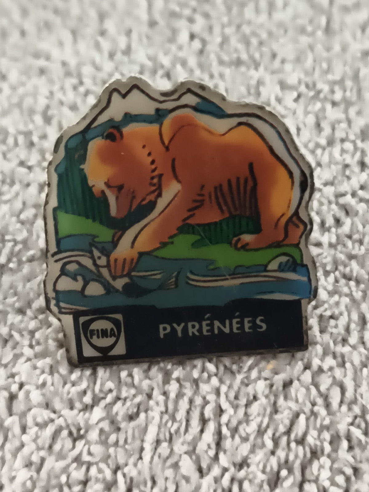 Pin's FINA Pyrénées ours vintage émaillé badge montagne Ref 6