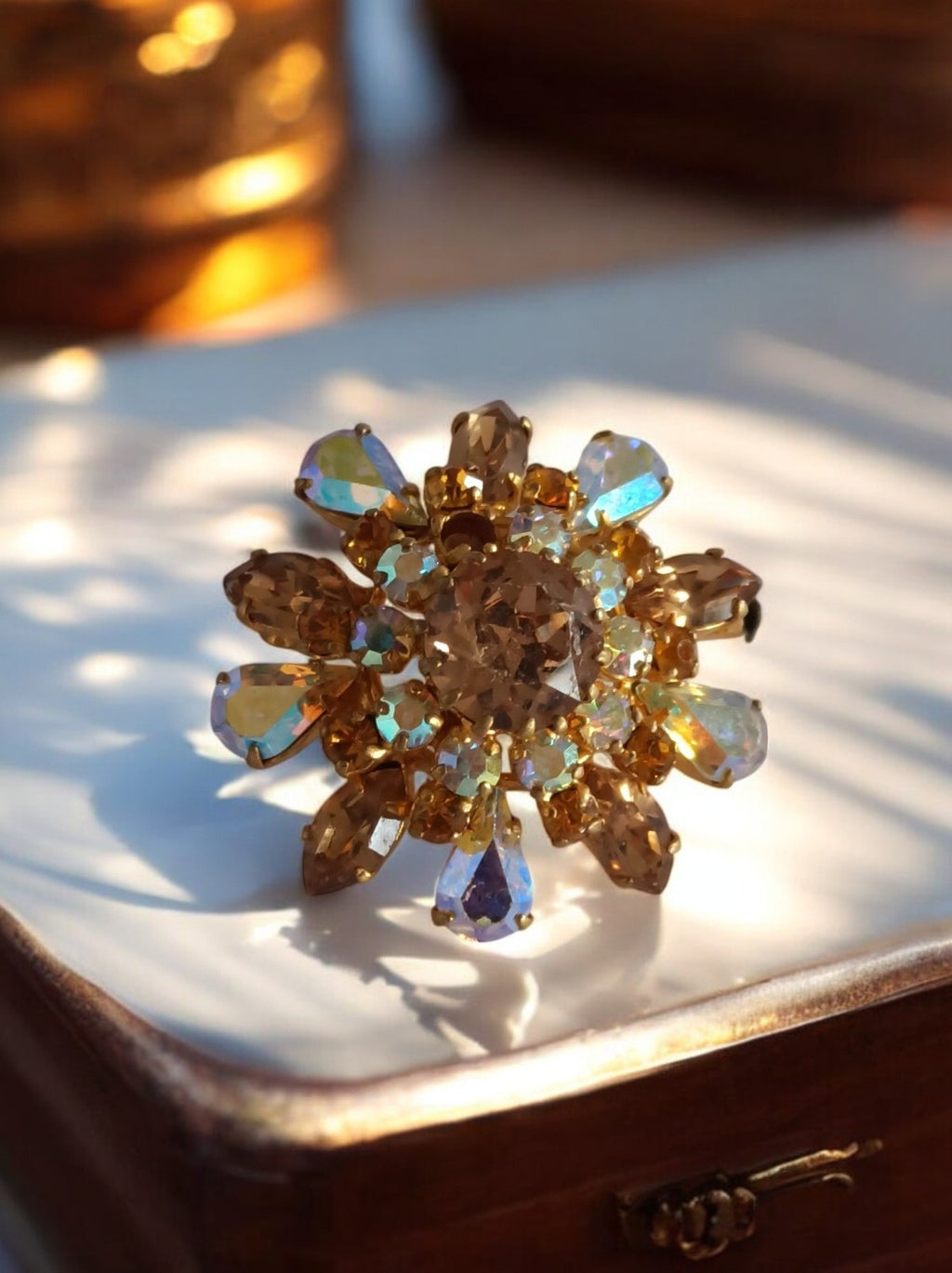 Broche vintage fleur strass dorés reflets irisés bijou fantaisie rétro
