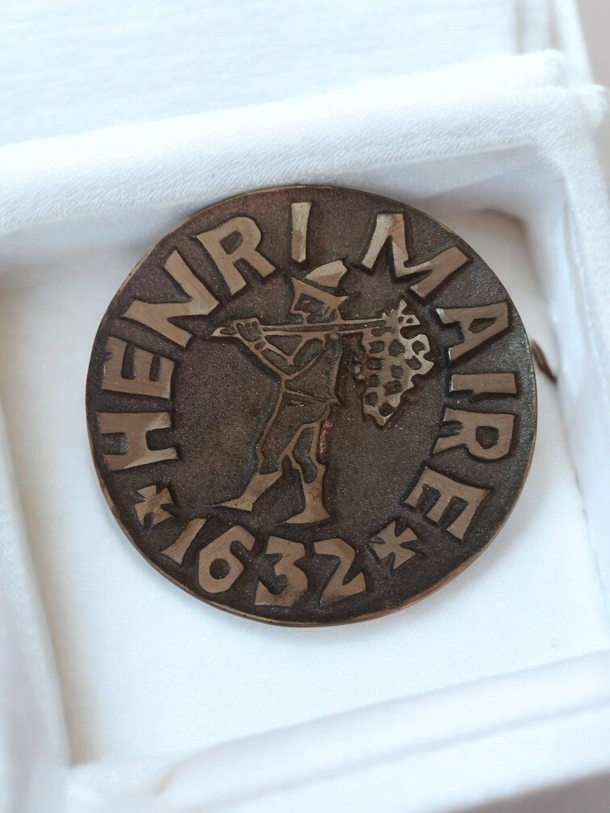 Médaille ancienne HENRI MAIRE 1632 décor vintage bronze fumeur rétro