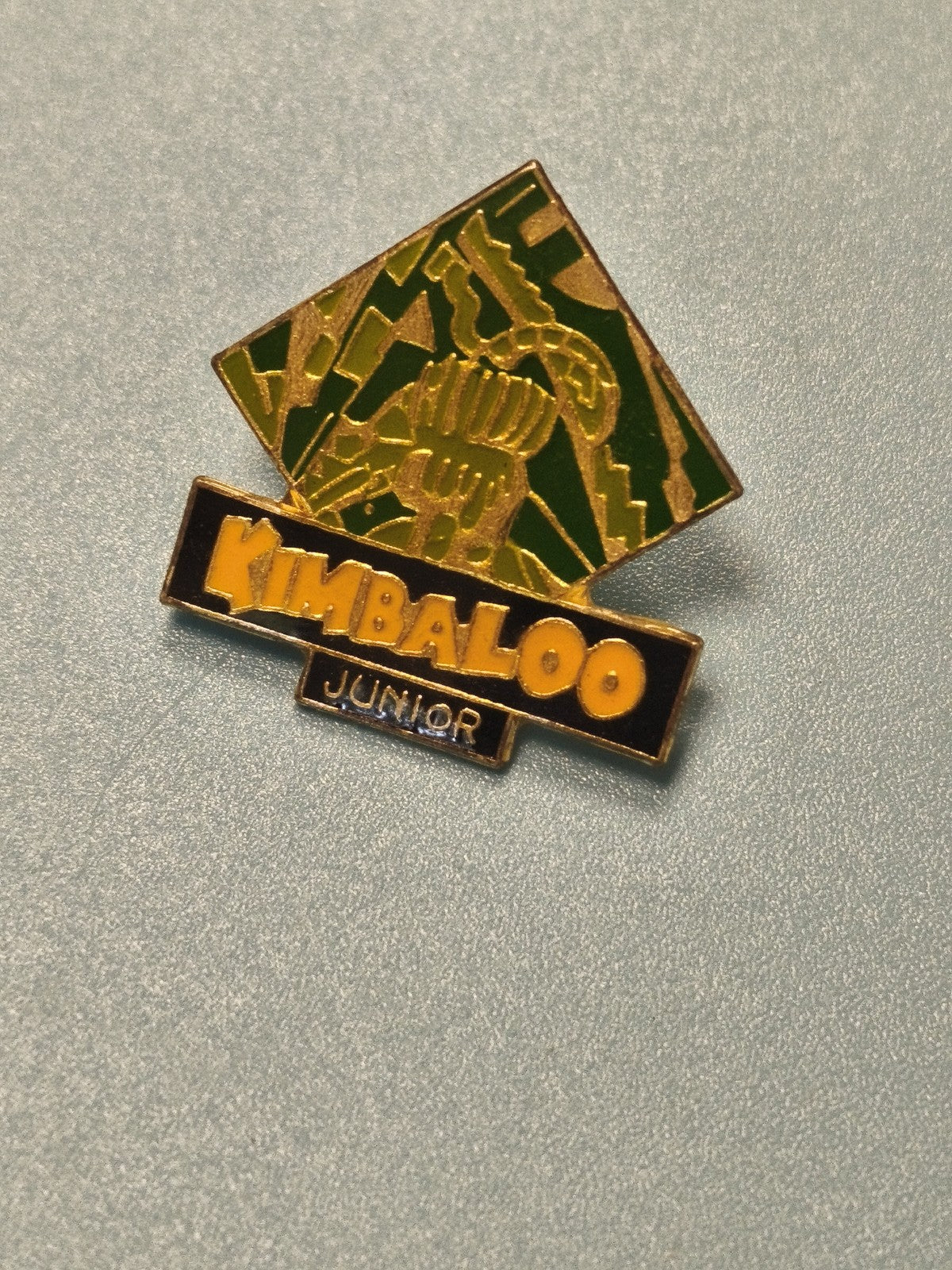 Vintage pin's Kimbaloo Junior émaillé vert doré badge collection (Ref 6)
