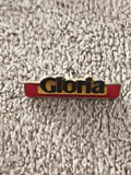 Pin's publicitaire vintage Gloria, lettrage noir sur fond rouge jaune (Ref 5)