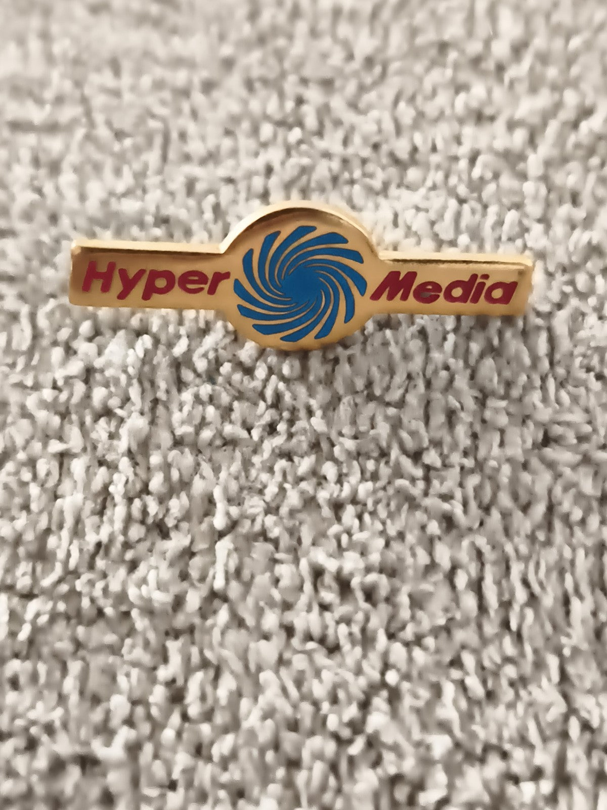 Pin's vintage Hyper Media logo bleu doré badge publicitaire années 90 (Ref 5)