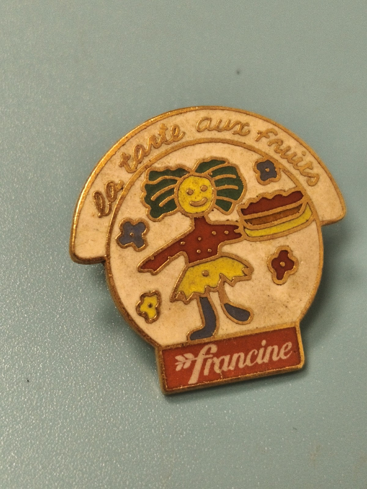 Pin's vintage Francine la tarte aux fruits émaillé publicitaire ancien coloré