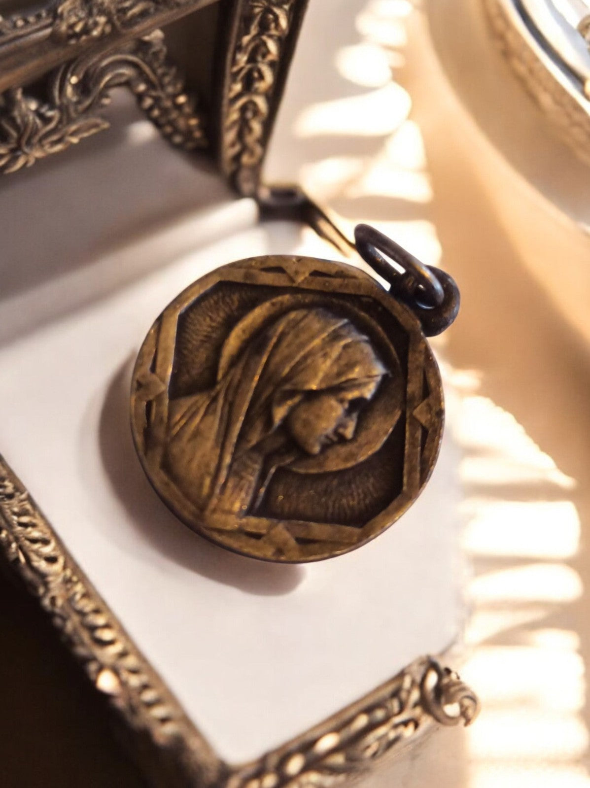 Médaille religieuse vintage Vierge profil doré, pendentif ancien art sacré