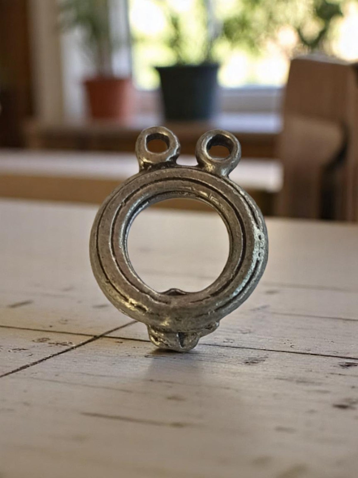 Pendentif vintage rond métal années 50 style industriel, bijou ancien