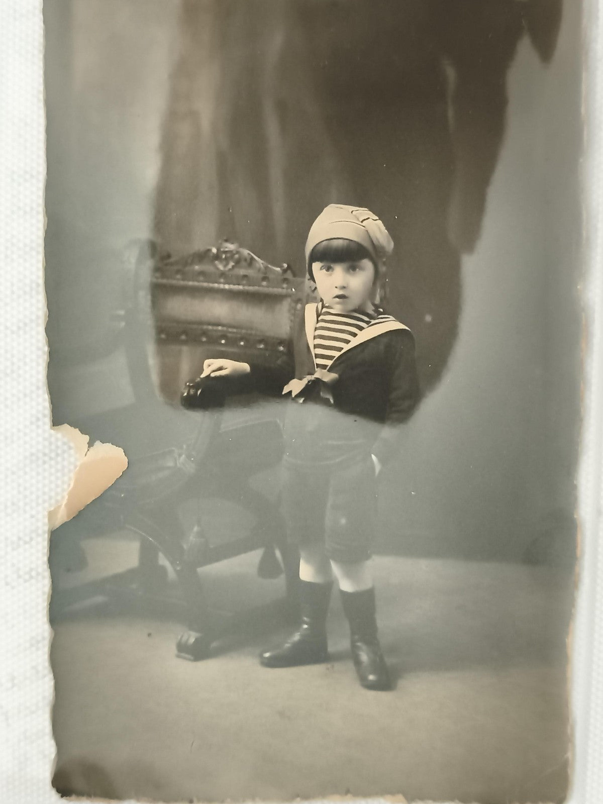 Carte postale ancienne photo enfant marin chapeau, portrait studio début XXe