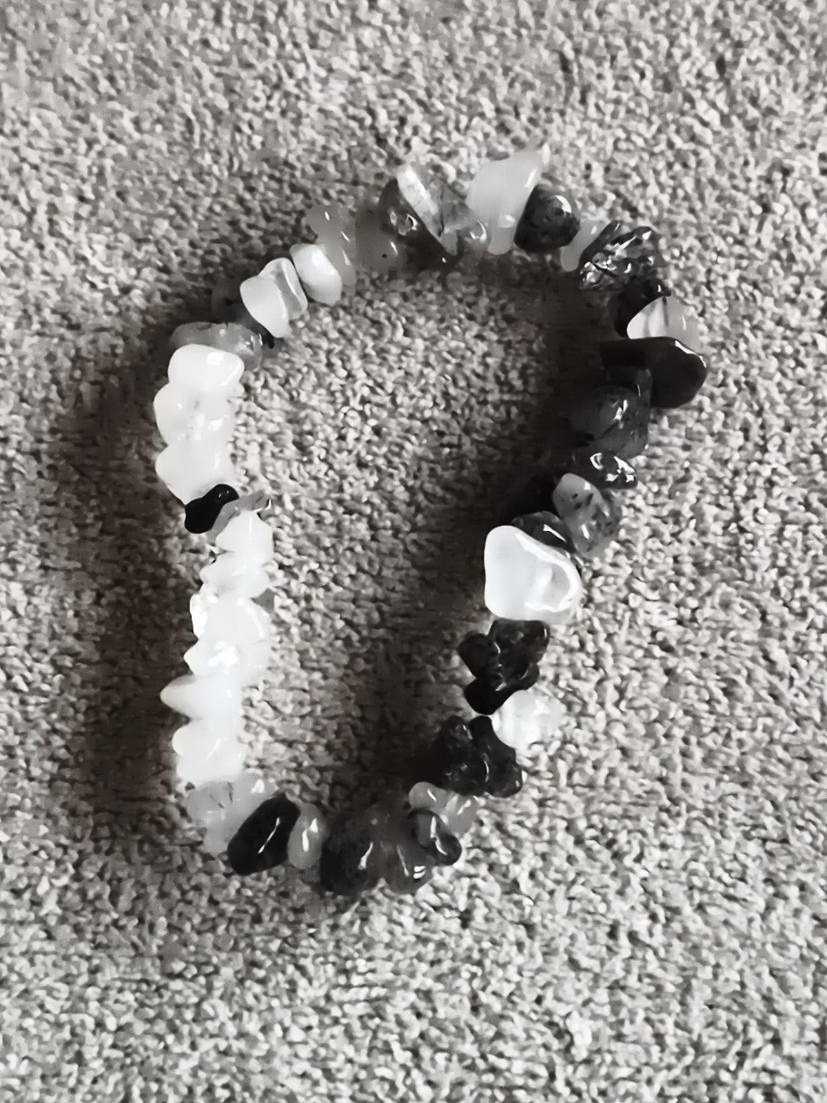 Bracelet pierres naturelles noir blanc, chips minéraux, élastique fantaisie