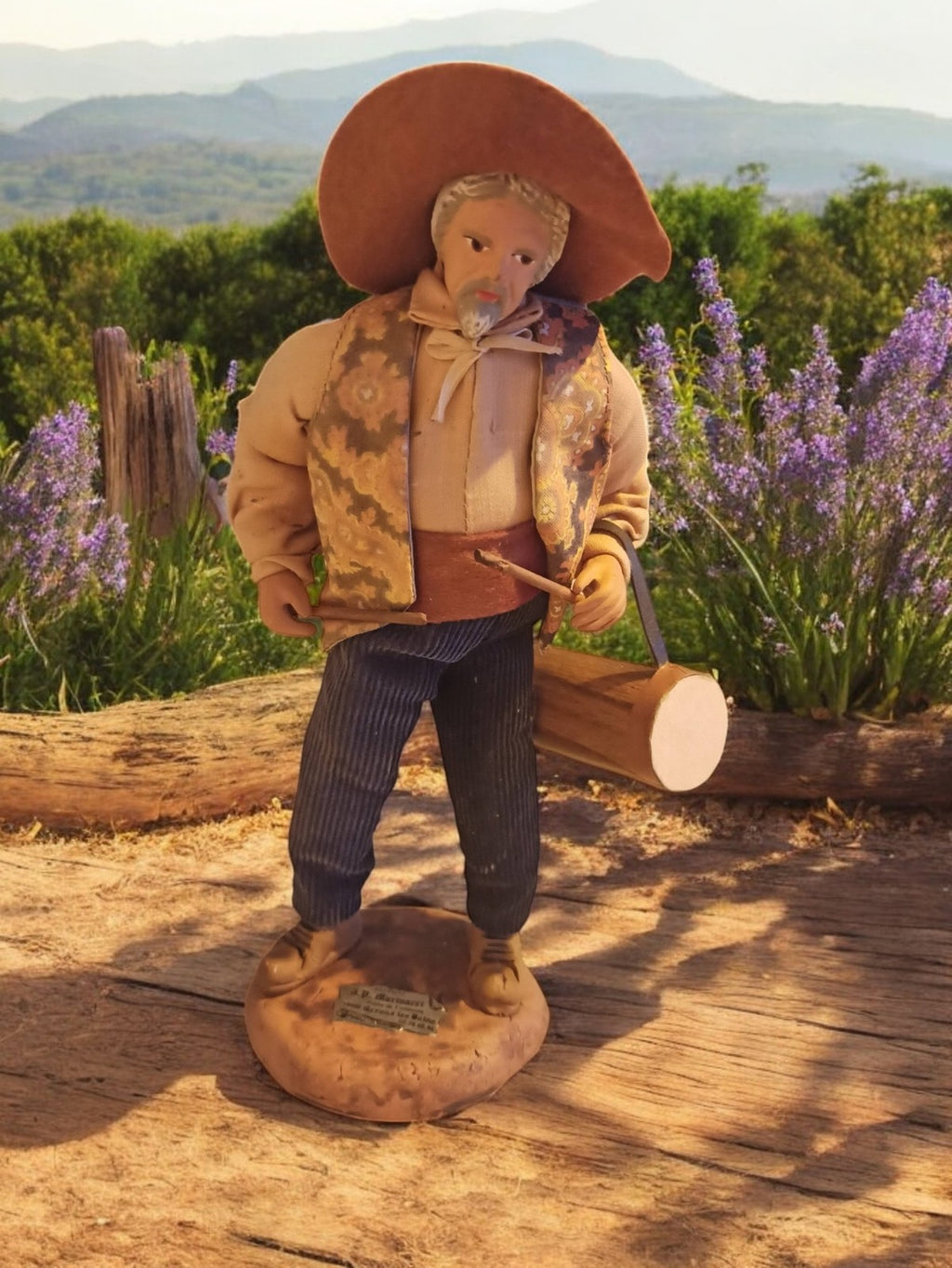 Figurine Santon de Provence 25cm en argile signée Marinacci, chapeau large