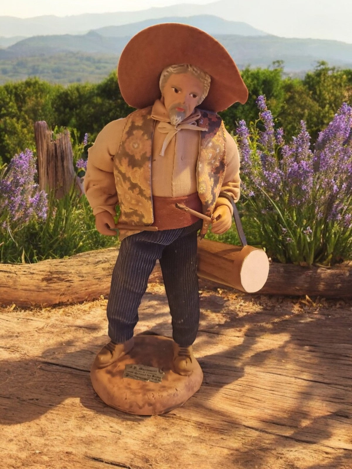 Figurine Santon de Provence 25cm en argile signée Marinacci, chapeau large