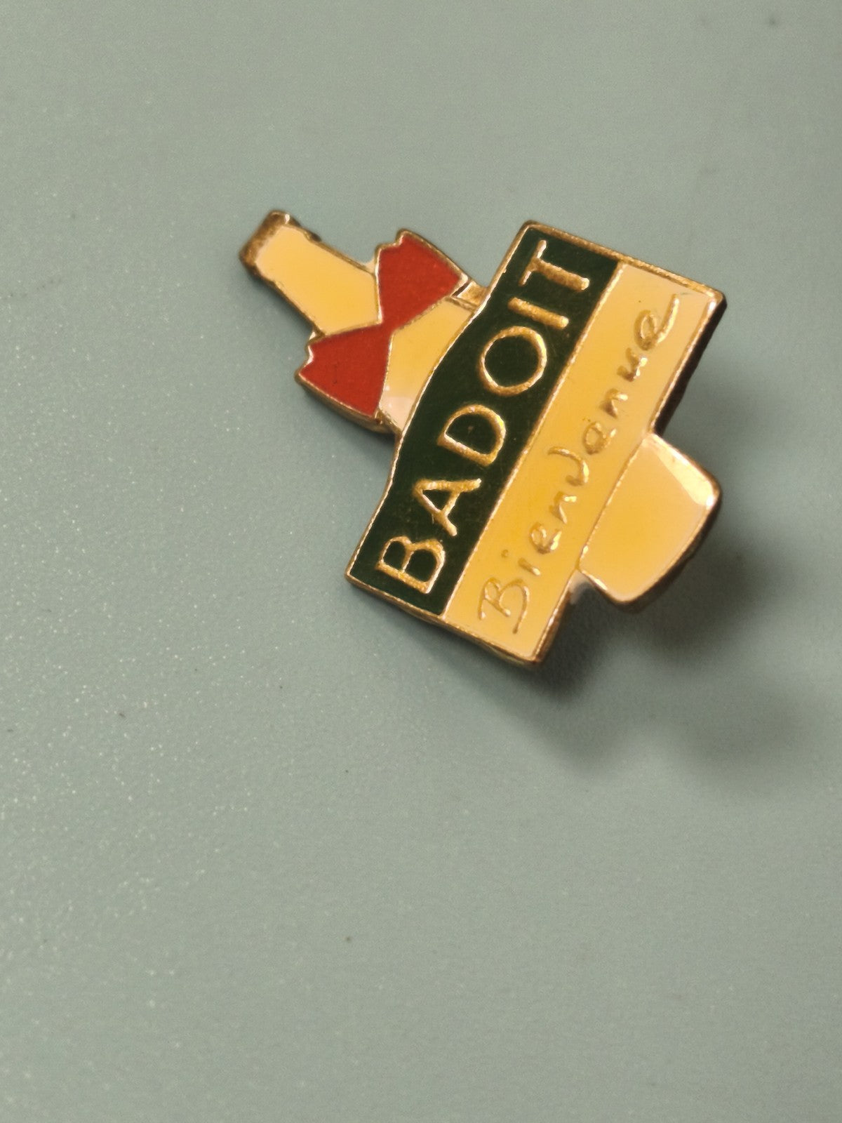 Pin's vintage Badoit bienvenue, collection, forme bouteille, publicitaire ancien