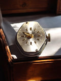 Montre mécanique vintage Buler Swiss, cadran argenté 17 jewels, forme asymétriqu
