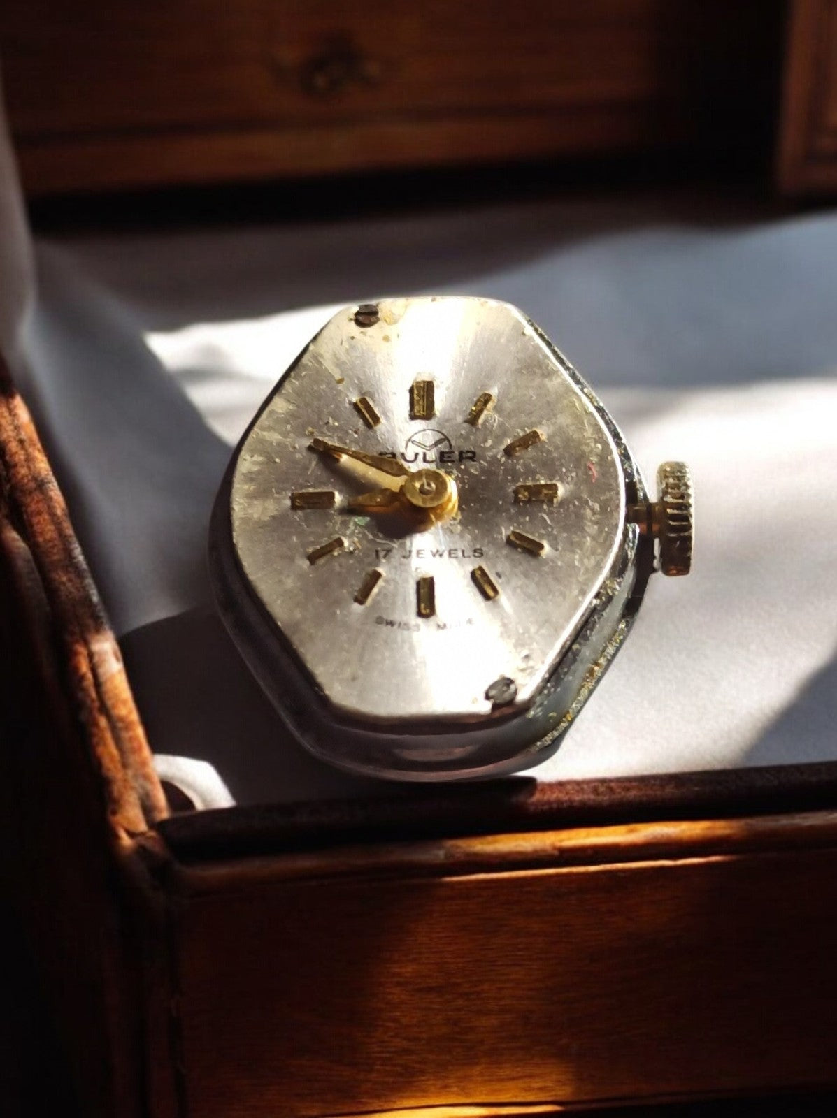 Montre mécanique vintage Buler Swiss, cadran argenté 17 jewels, forme asymétriqu