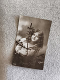 Carte photo ancienne Joyeux Noël fillette sapin CPA début XXe