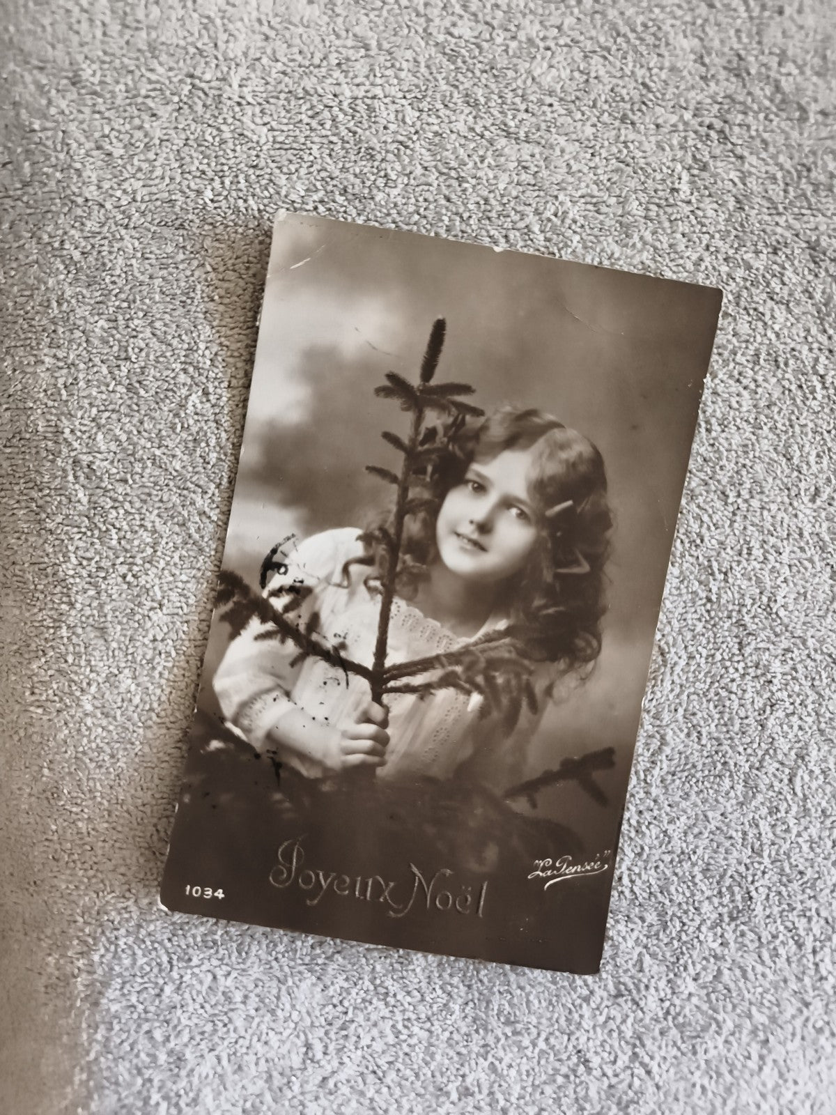 Carte photo ancienne Joyeux Noël fillette sapin CPA début XXe