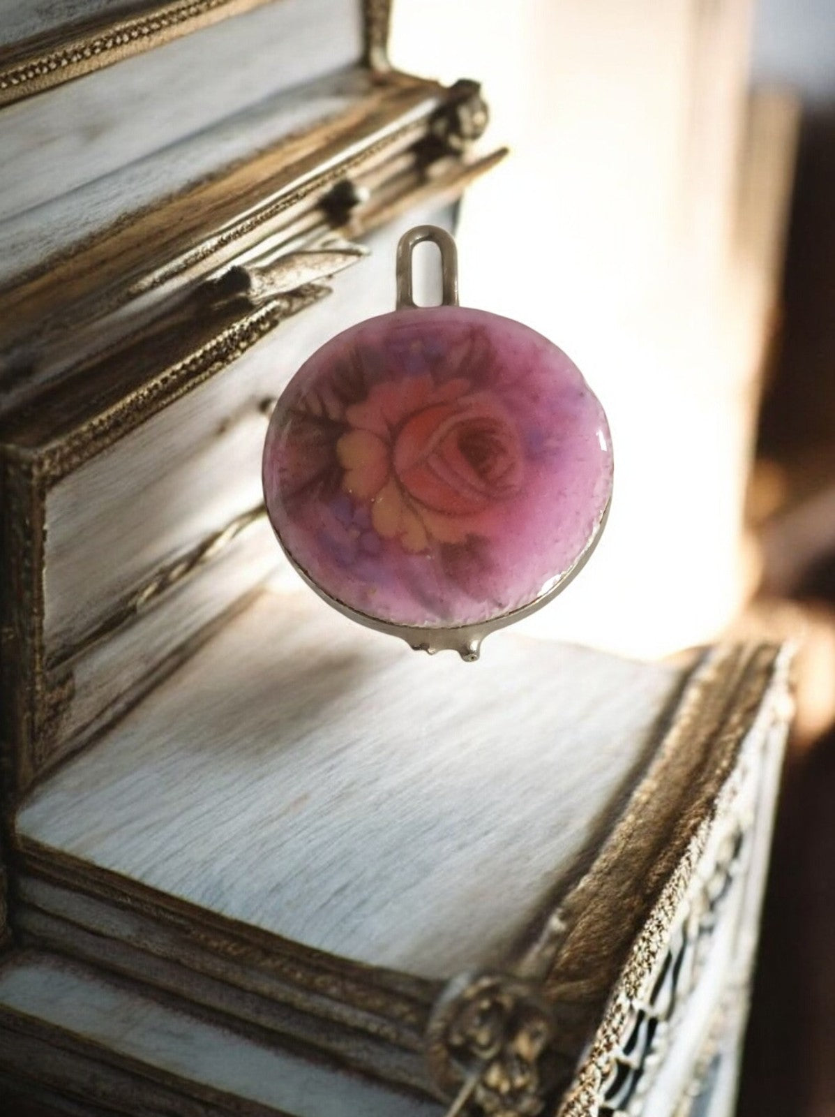 Pendentif vintage rond motif rose émaillé tons roses délicat rétro