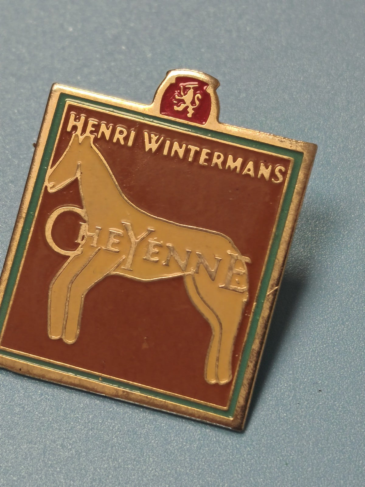 Pin's vintage Cheyenne Henri Wintermans émaillé carré collection tabac