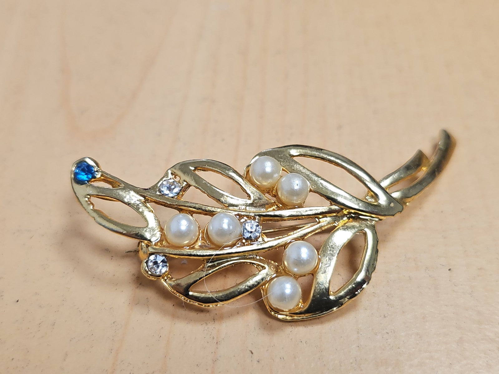 Broche vintage ancienne en métal doré, bijou rétro pour collection ou cadeau