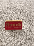 Pin's vintage Flunch logo rouge doré slogan, badge ancien publicité (Ref 8)
