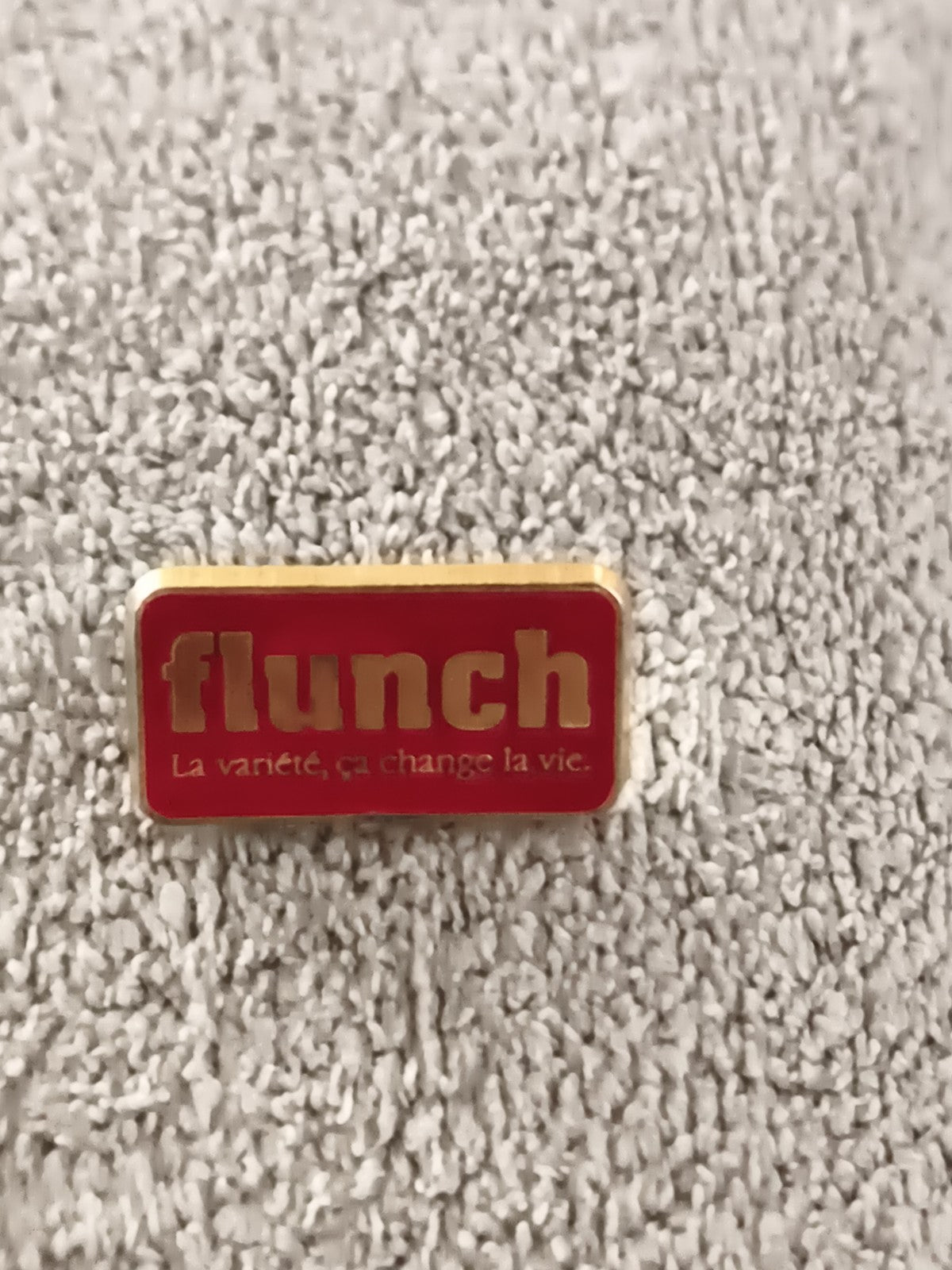 Pin's vintage Flunch logo rouge doré slogan, badge ancien publicité (Ref 8)