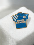 Pin's vintage OM Maison Bouygues maillot bleu ancien badge football rétro