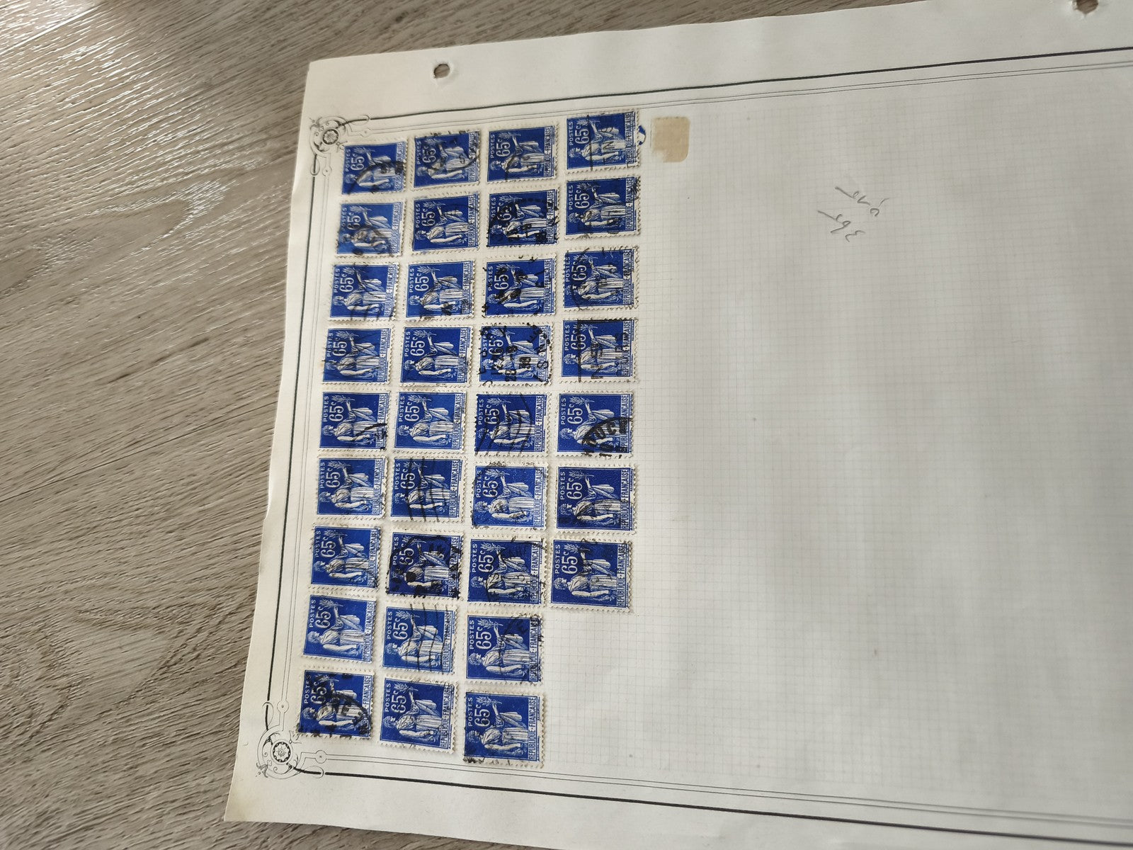 Gros lot timbres anciens Marianne 65c bleus sur planche philatélie étude