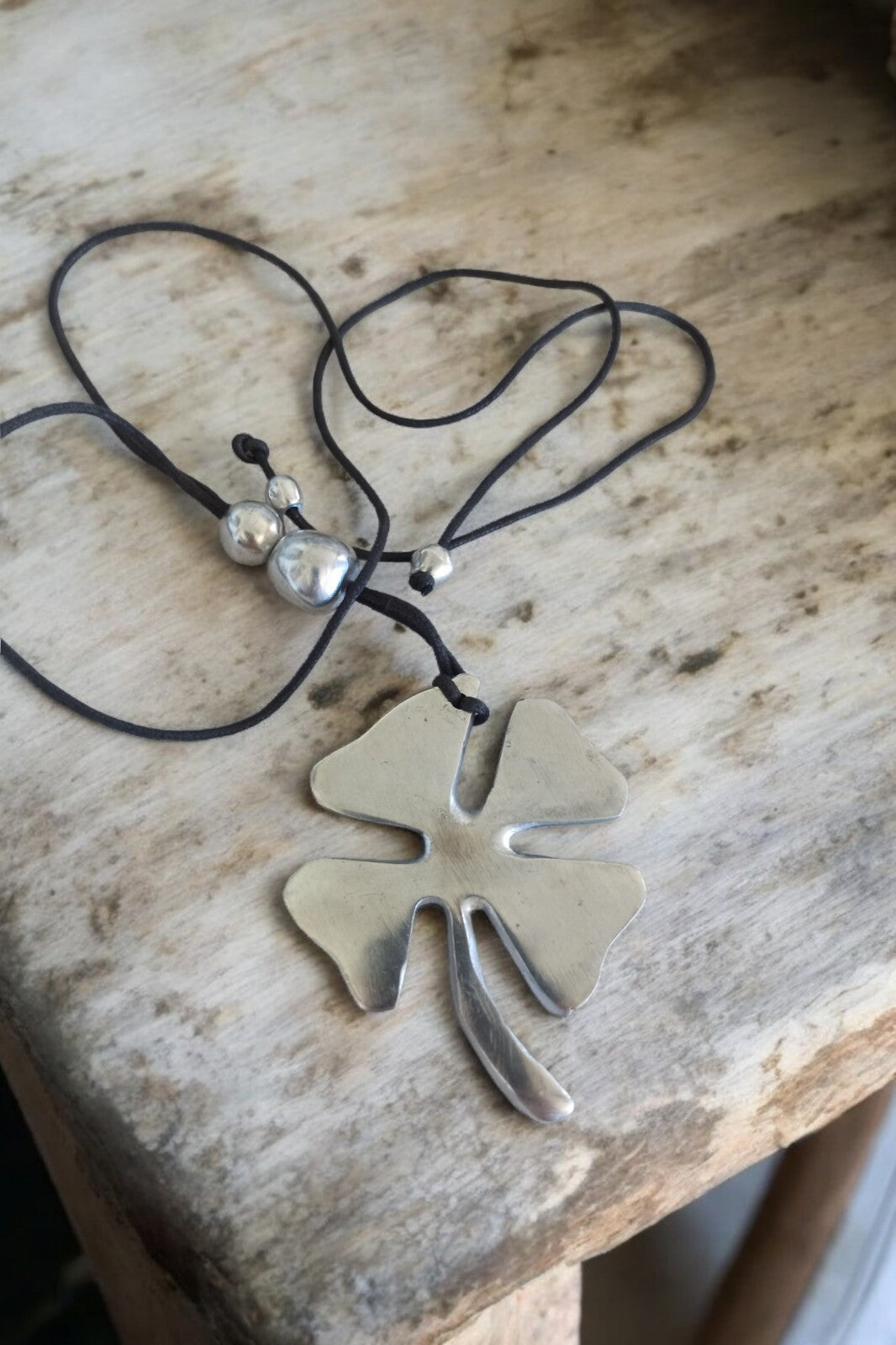 Pendentif trèfle vintage en métal argenté, collier porte-bonheur rétro