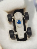 Voiture miniature rétro de course blanche, vintage ancien, collection d'occasion