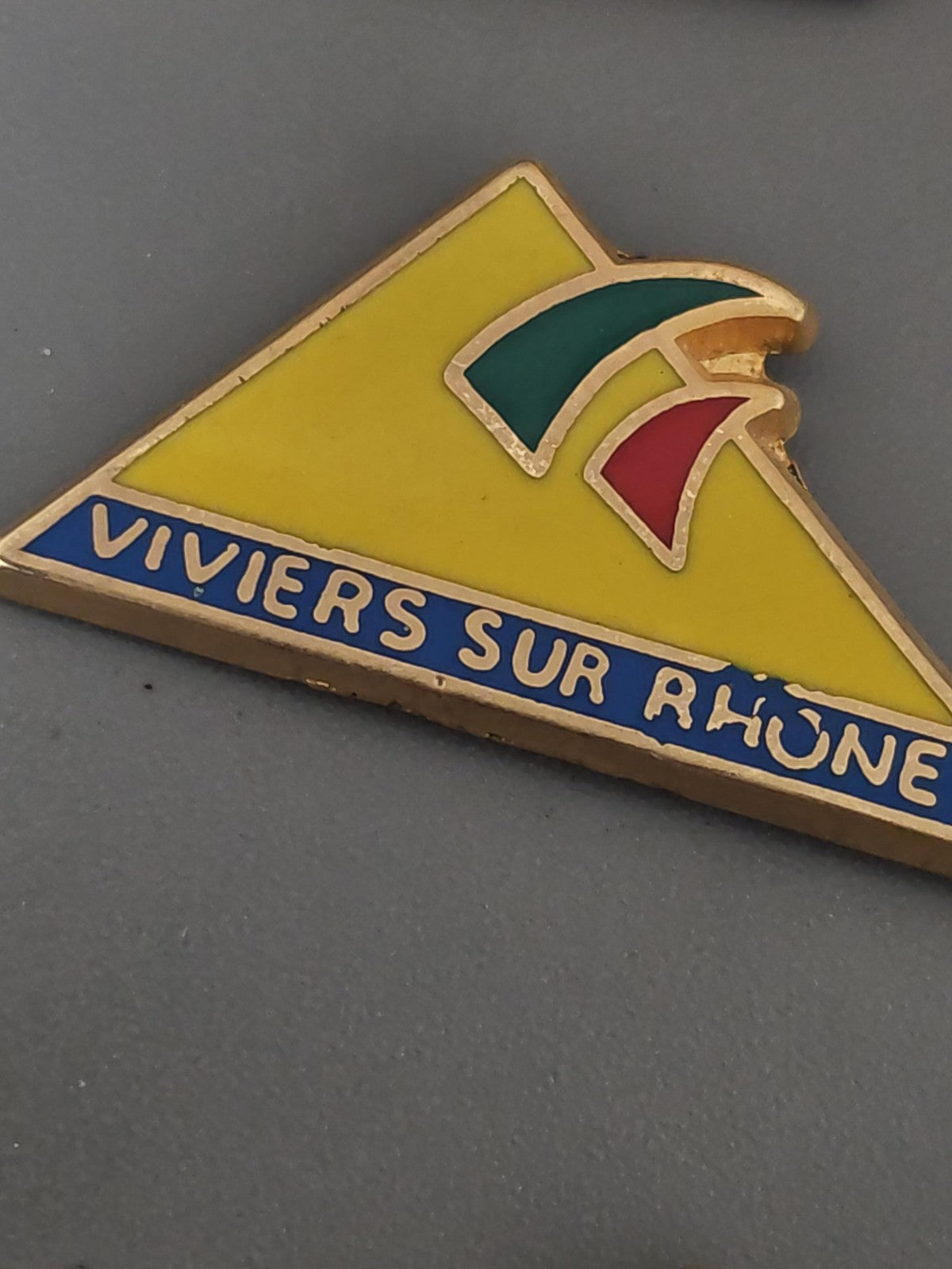 Pin's rétro ancien Viviers sur Rhône badge collection vintage France