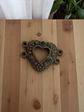 Pendentif vintage cœur ajouré métal années 50, bijou rétro brut