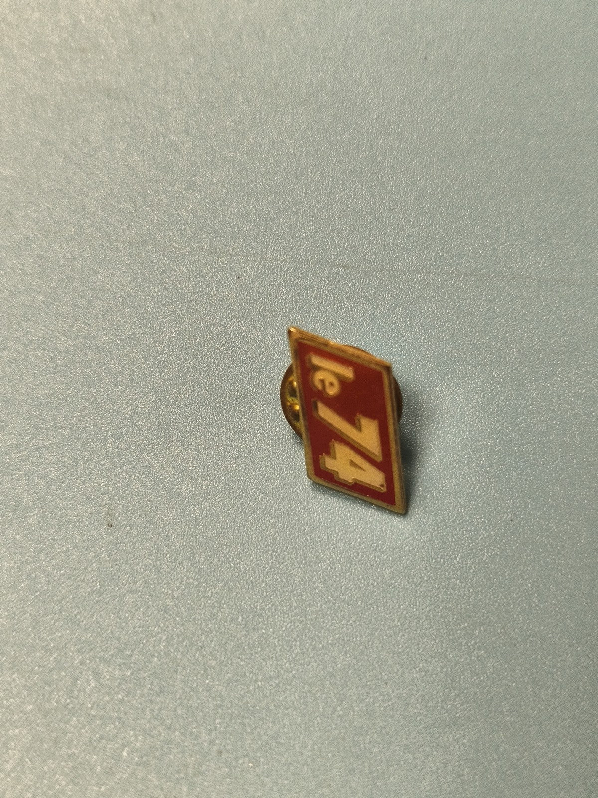 Vintage pin's le 74 émaillé rouge blanc collection badge rétro ancien
