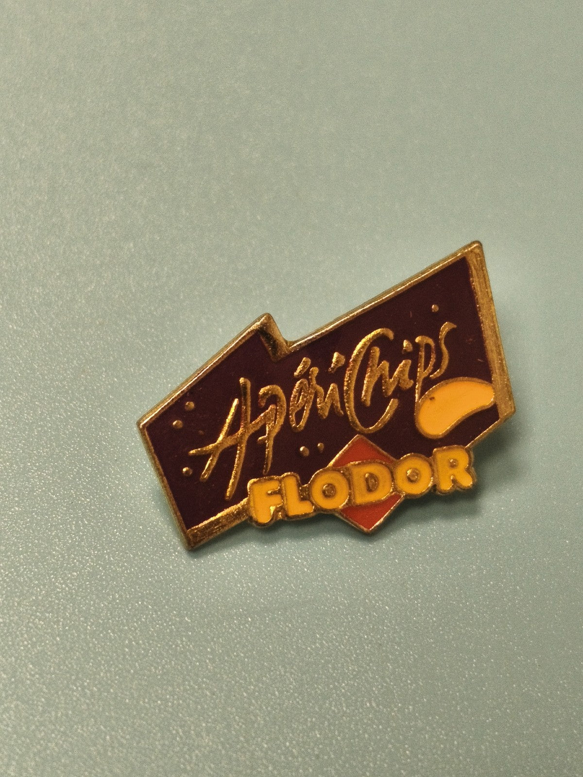 Vintage pin's Flodor Apéricrips logo rétro collection publicitaire