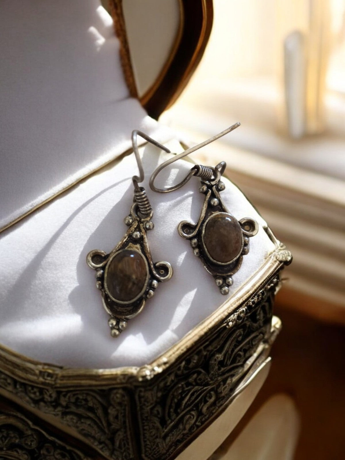 Boucles d’oreilles vintage métal pierre naturelle style baroque artisanal