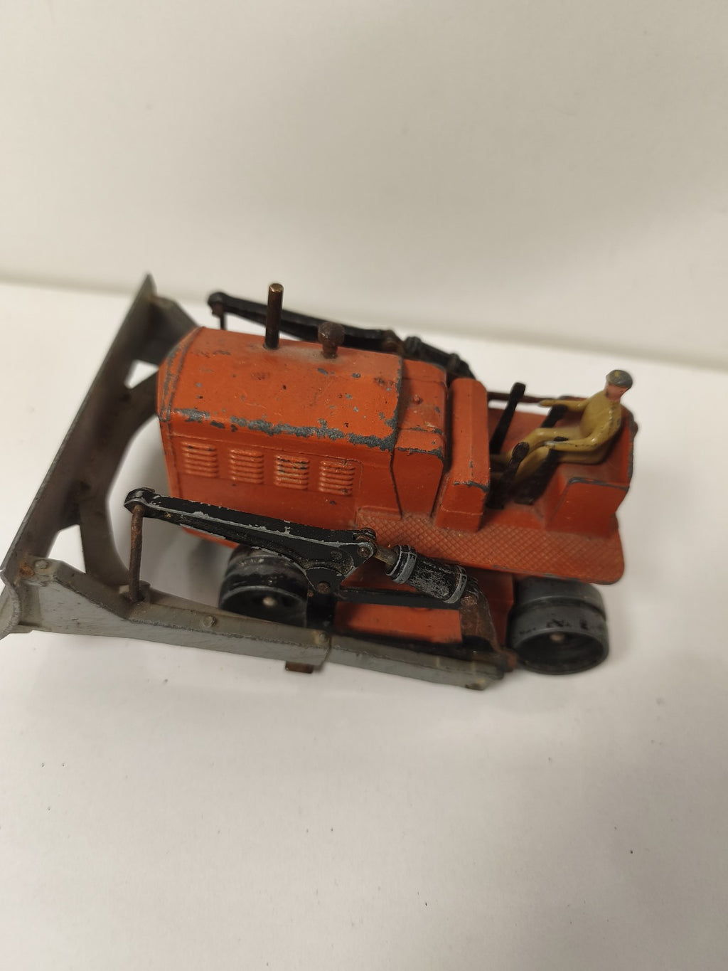 DINKY TOYS Bulldozer Blaw Knox orange avec conducteur miniature