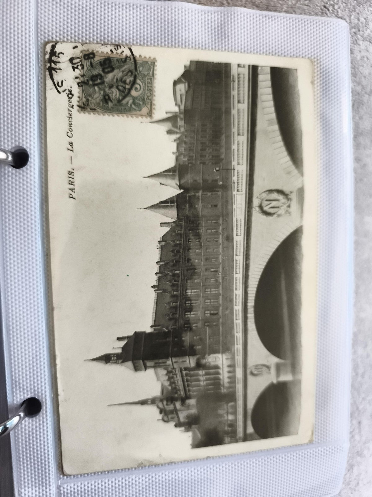 Carte postale CPA Paris La Conciergerie timbre oblitéré noir et blanc