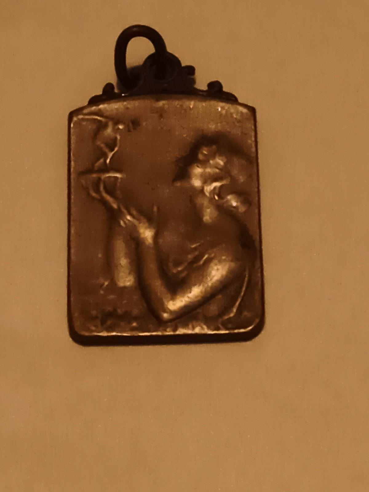 Médaille rectangulaire femme Art Nouveau relief finition bronze