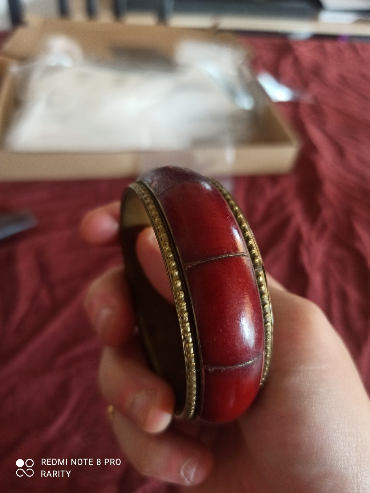 Bracelet jonc vintage laiton Inde segments rouges style artisanal ethnique rétro
